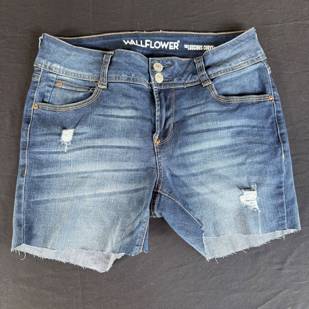 WallFlower Luscious Curvy Fit Denim Shorts Distressed Raw Hem Size 5 WFM118670